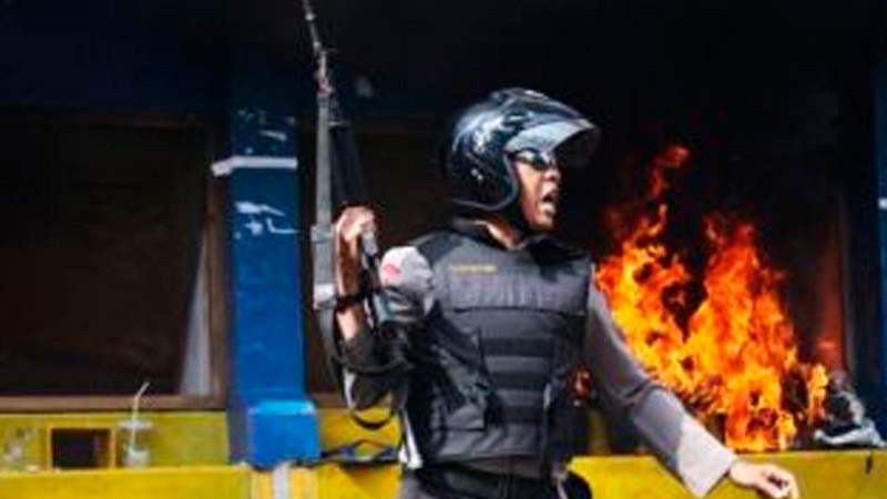 V tlačenici na futbalovom  štadióne v Jakarte zahynuli dvaja ľudia